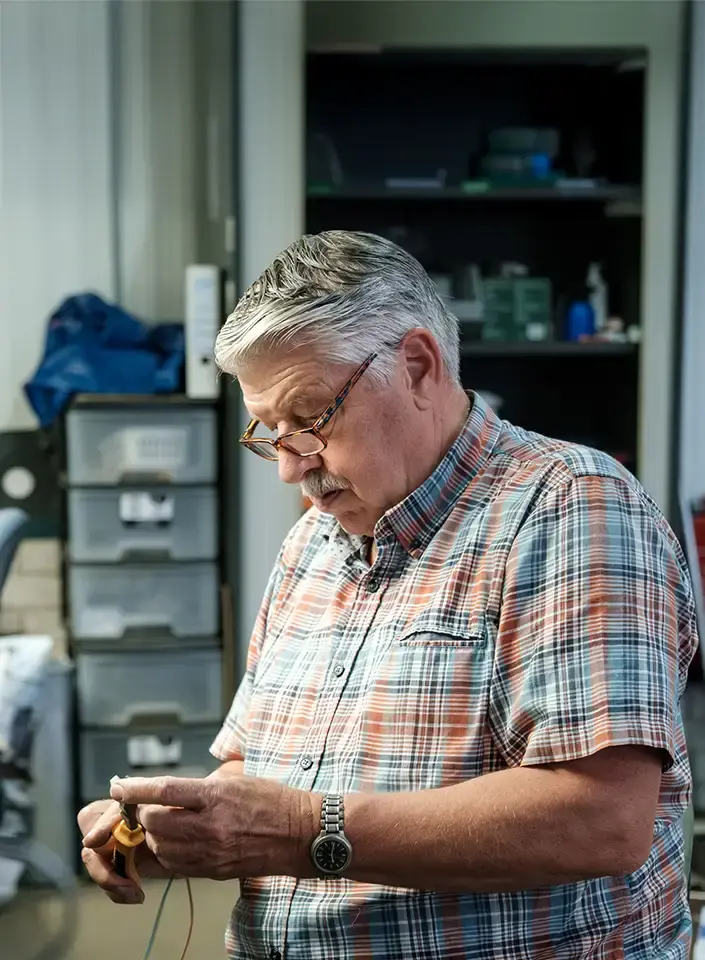 Foto van meneer die aan het sleutelen is